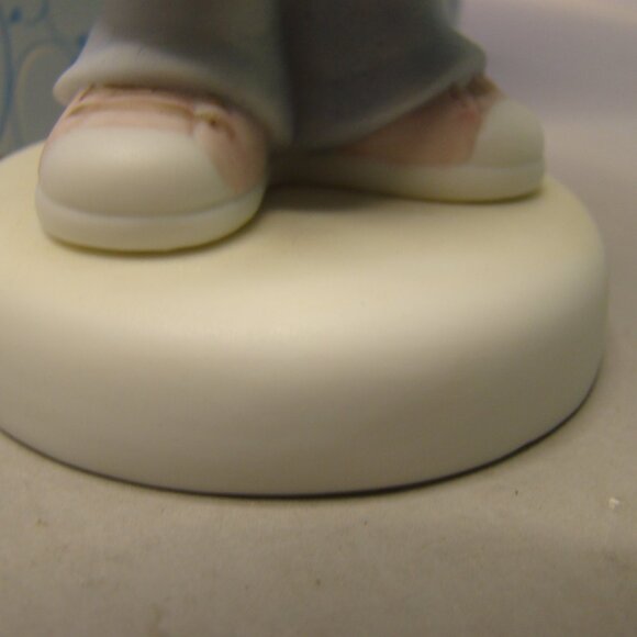 Precious Moments Figurine: “You Capture Beauty With All You Do”. 830022 in box - Picture 4 of 16